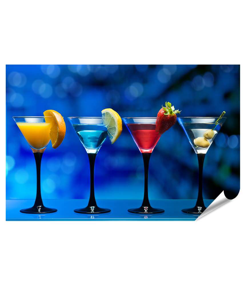 Islandburner Premium Poster Farbenfrohe Cocktail-Arrangements mit Fruchtgarnierung auf Bar-Glastisch Vierteljährliche Förderung