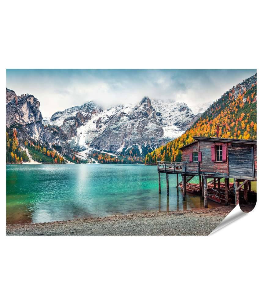 Islandburner Premium Poster Buntes Wandbild: Bootshütte am Pragser Wildsee mit Seekofel Berg Versandkostenfrei