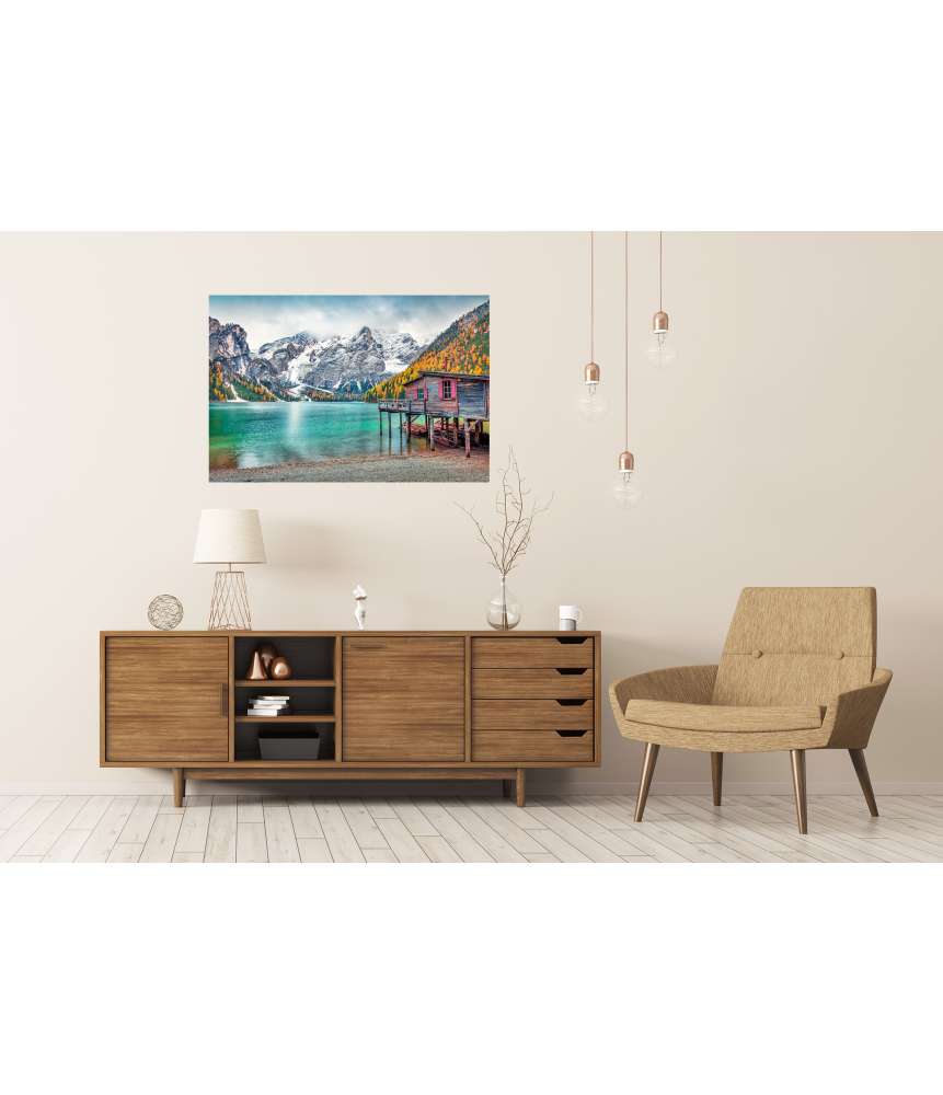 Islandburner Premium Poster Buntes Wandbild: Bootshütte am Pragser Wildsee mit Seekofel Berg Versandkostenfrei