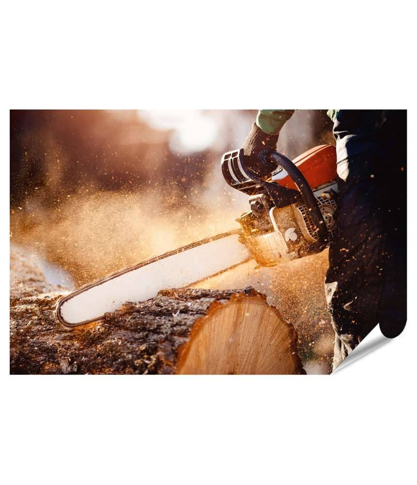 Islandburner Premium Poster Mann bedient Kettensäge, die Holz durchtrennt, umgeben von Sägespänen