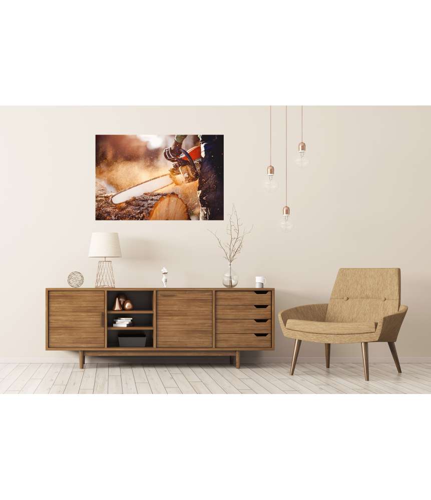 Islandburner Premium Poster Mann bedient Kettensäge, die Holz durchtrennt, umgeben von Sägespänen Weihnachtsangebot