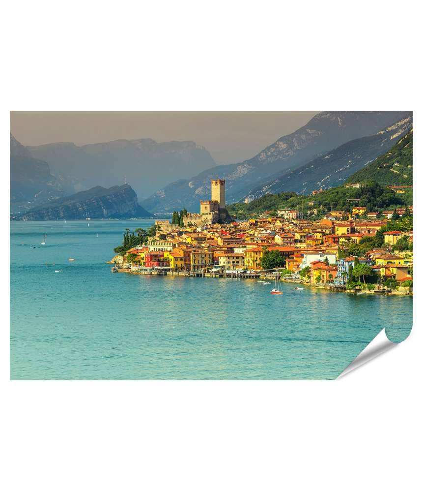 Islandburner Premium Poster Atemberaubendes Wandbild: Gardasee mit hohen Bergen, Malcesine, Mittelmeer Osterangebot