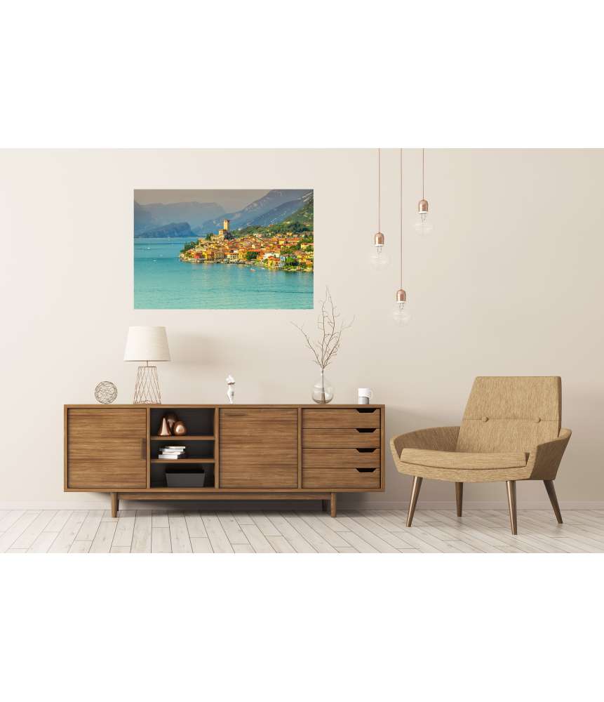 Islandburner Premium Poster Atemberaubendes Wandbild: Gardasee mit hohen Bergen, Malcesine, Mittelmeer Osterangebot