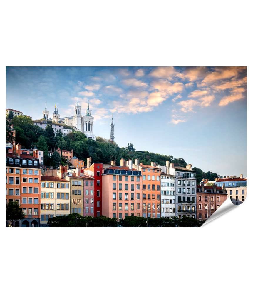 Islandburner Premium Poster Blick auf Notredame de Fourviere Basilika und Saone Fluss, Lyon, Frankreich Valentinstagsangebot
