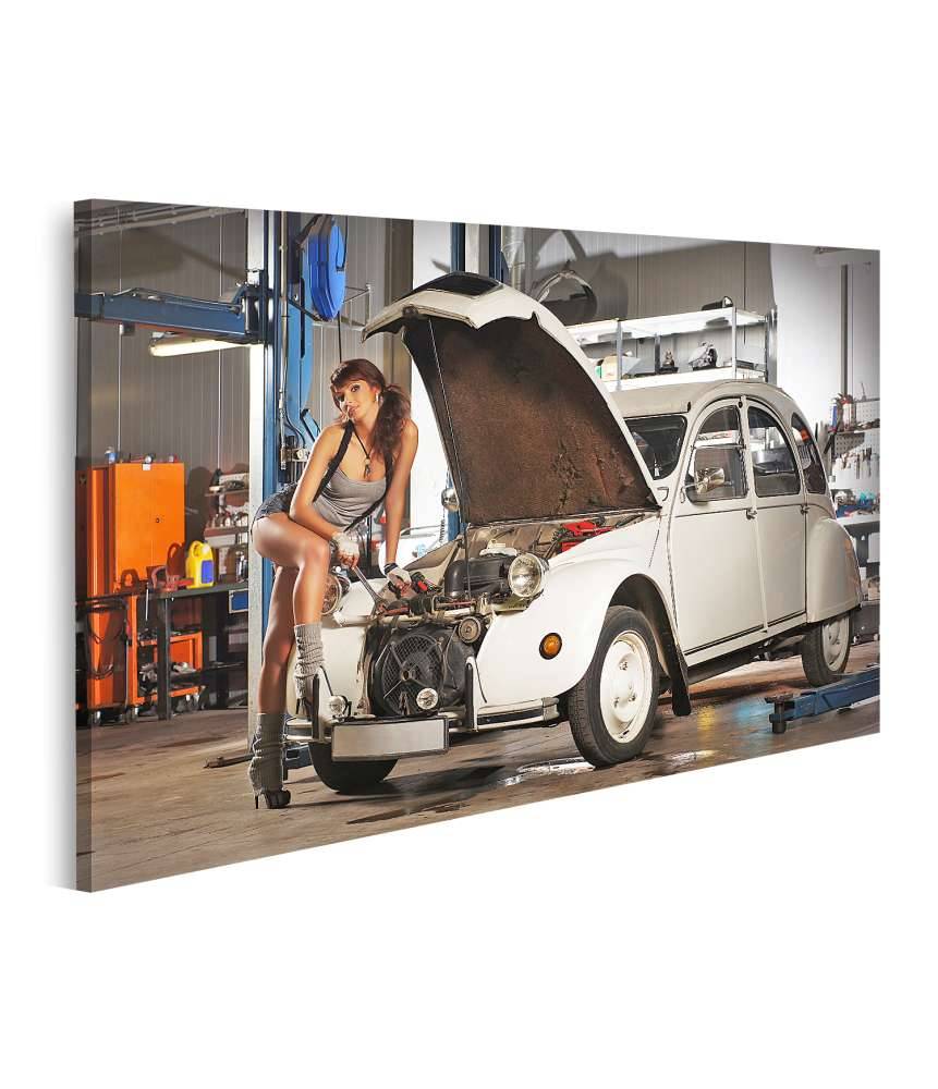 Islandburner Bild auf Leinwand Verführerische Frau repariert Retro Citroen Ente in einer alten Garage