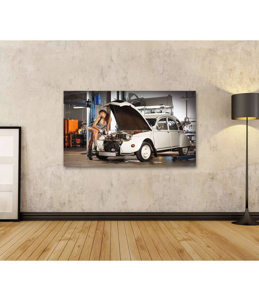 Islandburner Bild auf Leinwand Verführerische Frau repariert Retro Citroen Ente in einer alten Garage Outlet