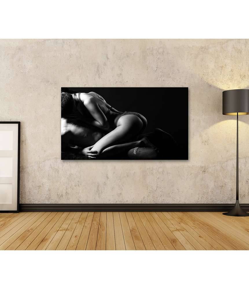 Islandburner Bild auf Leinwand Junges Paar im Bett: Frau in Spitzen-Dessous, Mann in Schwarz-Weiß-Erotikbild Günstig kaufen