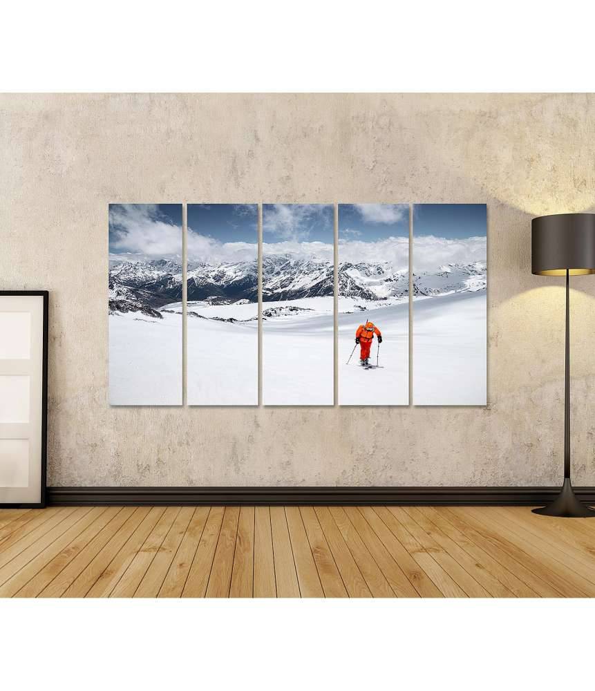 Islandburner Bild auf Leinwand Freerider in gelbem Skianzug und Rucksack in dynamischer Aktion Saisonschlussverkauf