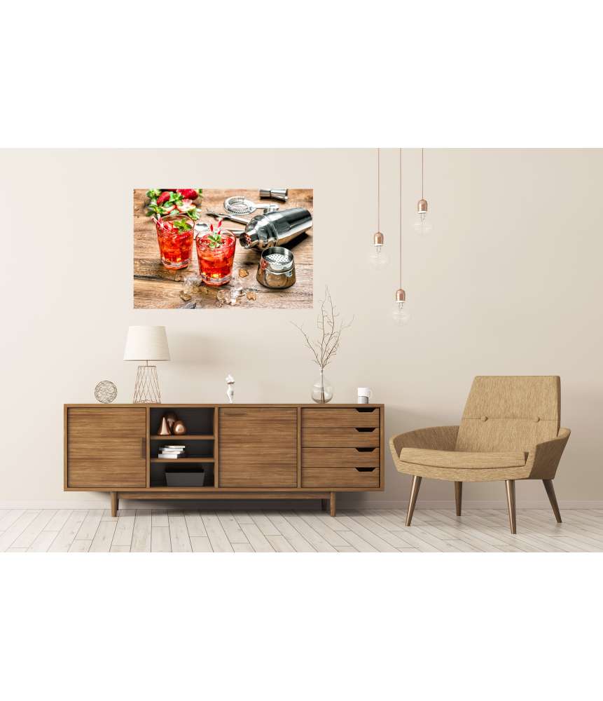 Islandburner Premium Poster Rotes Cocktailgetränk mit Eis in Bar, garniert mit Erdbeer-Minze-Blättern Sonderangebot der Fabrik