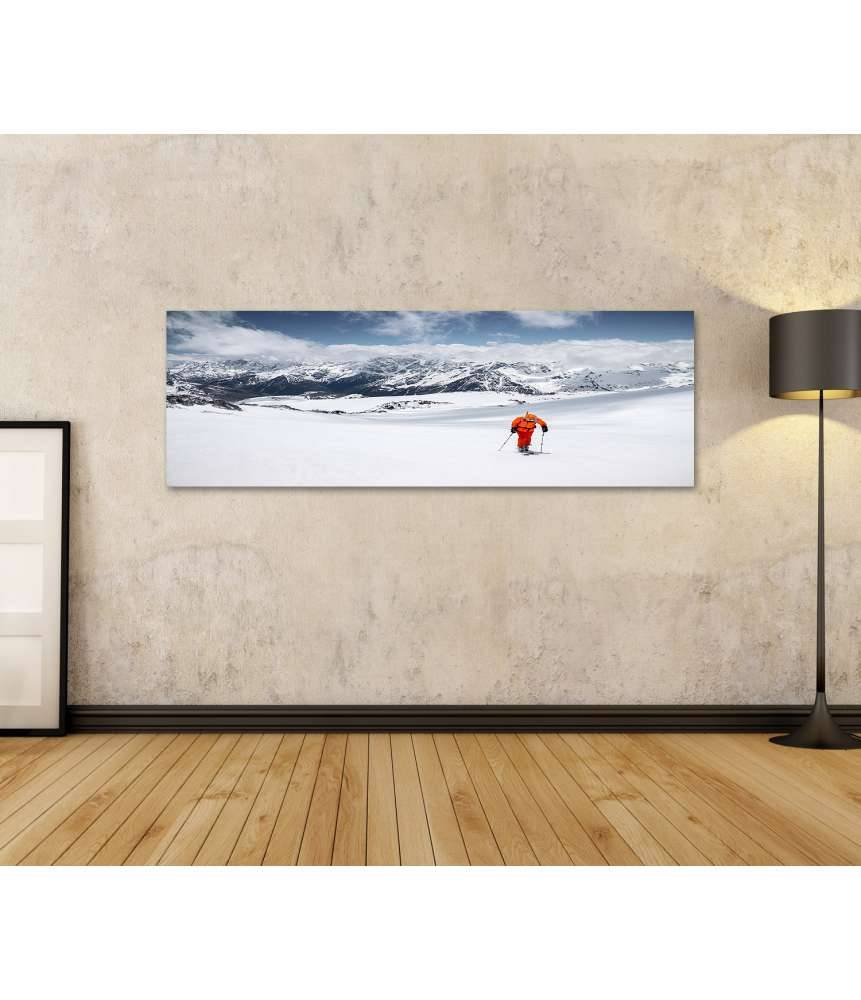Islandburner Bild auf Leinwand Freerider in gelbem Skianzug und Rucksack in dynamischer Aktion 2025