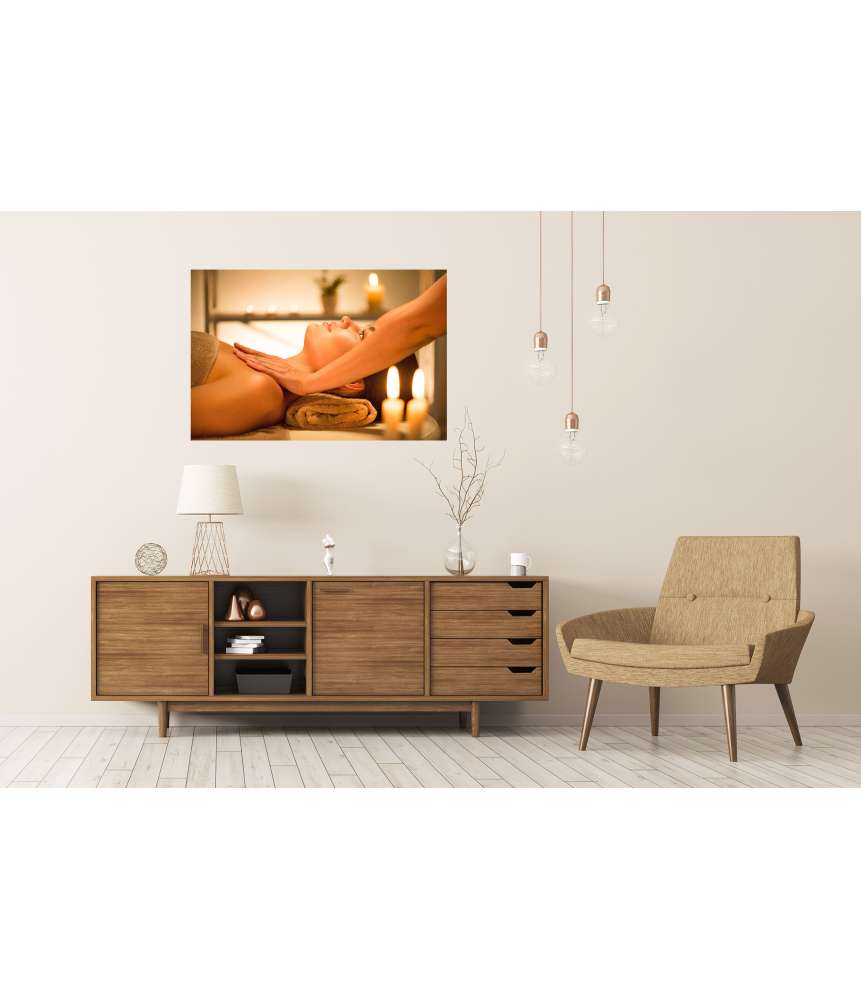 Islandburner Premium Poster Schöne Brünette genießt entspannende Massage im Spa auf Wandbild Hotsell