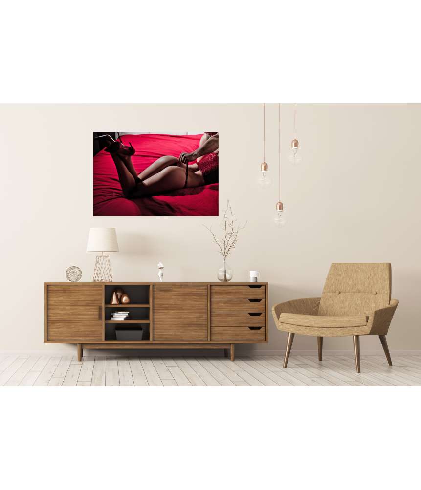 Islandburner Premium Poster Verführerische Frau auf rotem Bett, Hose in der Hand eines Mannes Meist gekauft