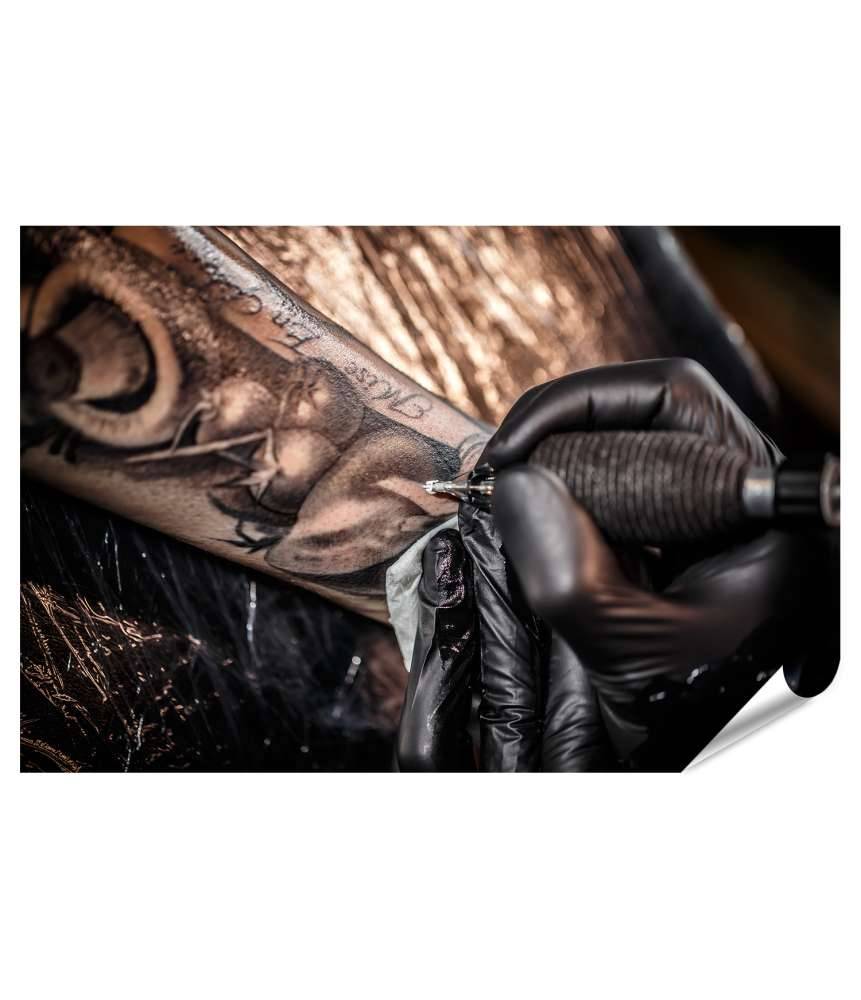 Islandburner Premium Poster Nahaufnahme eines Tattoo-Künstlers, der einen Arm tätowiert