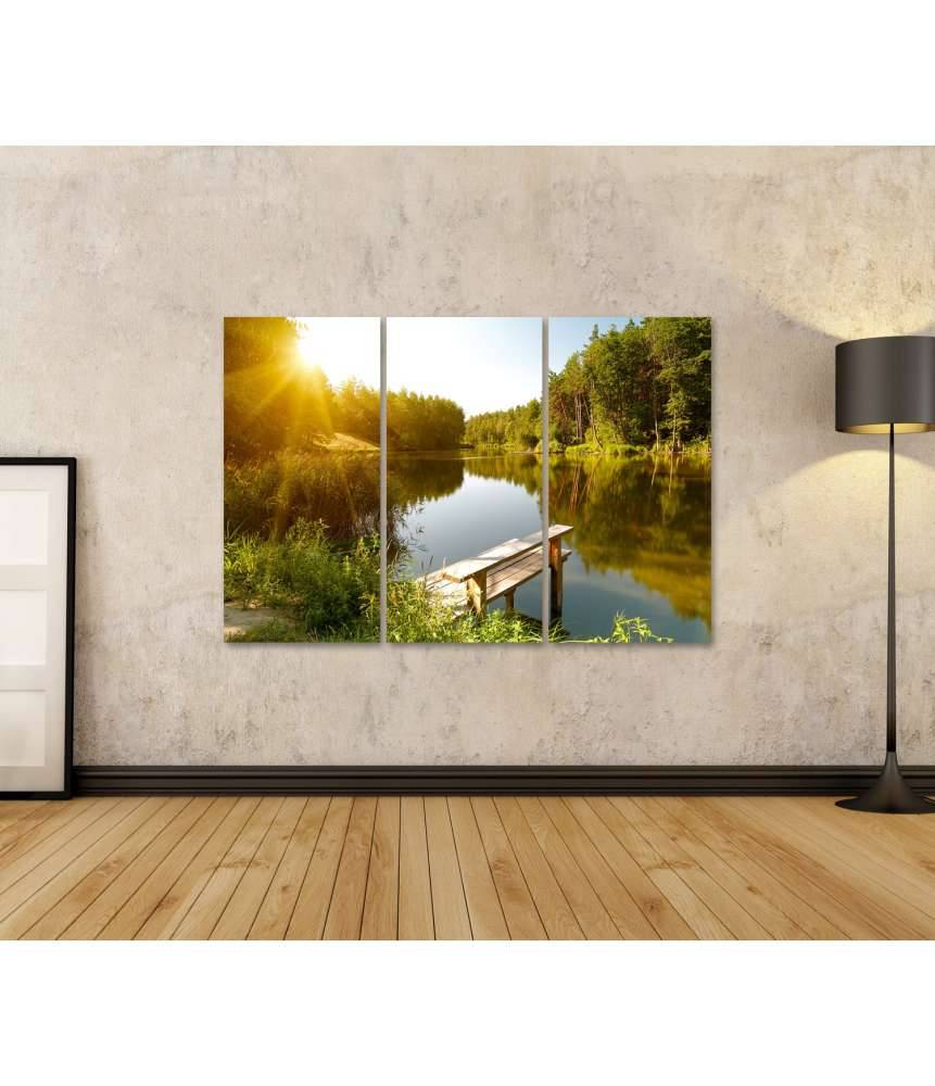 Islandburner Bild auf Leinwand Idyllische Sommerlandschaft mit Waldsee unter strahlendem Sonnenschein zollfrei