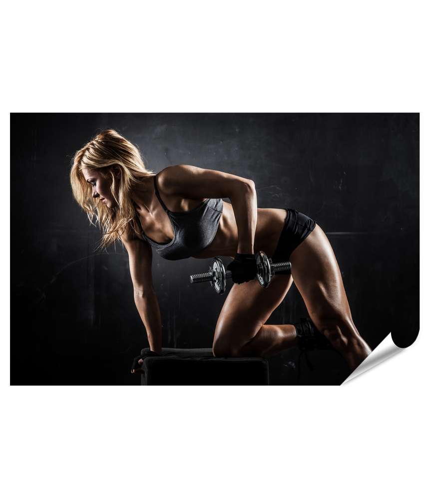 Islandburner Premium Poster Athletische Frau trainiert mit Hanteln im Fitnessstudio-Wandbild Begrenztes Angebot