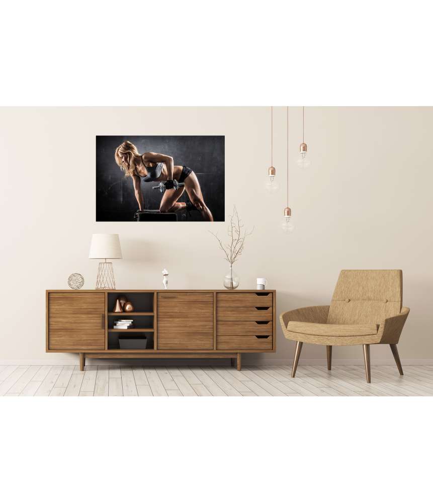 Islandburner Premium Poster Athletische Frau trainiert mit Hanteln im Fitnessstudio-Wandbild Begrenztes Angebot