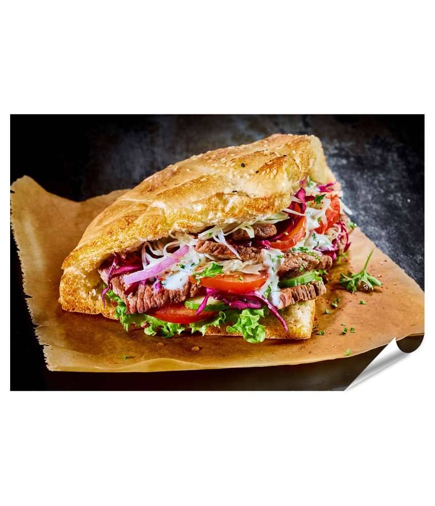 Islandburner Premium Poster Türkischer Döner Kebab auf goldbraunem Fladenbrot, appetitlich gefüllt VIP-Rabatte