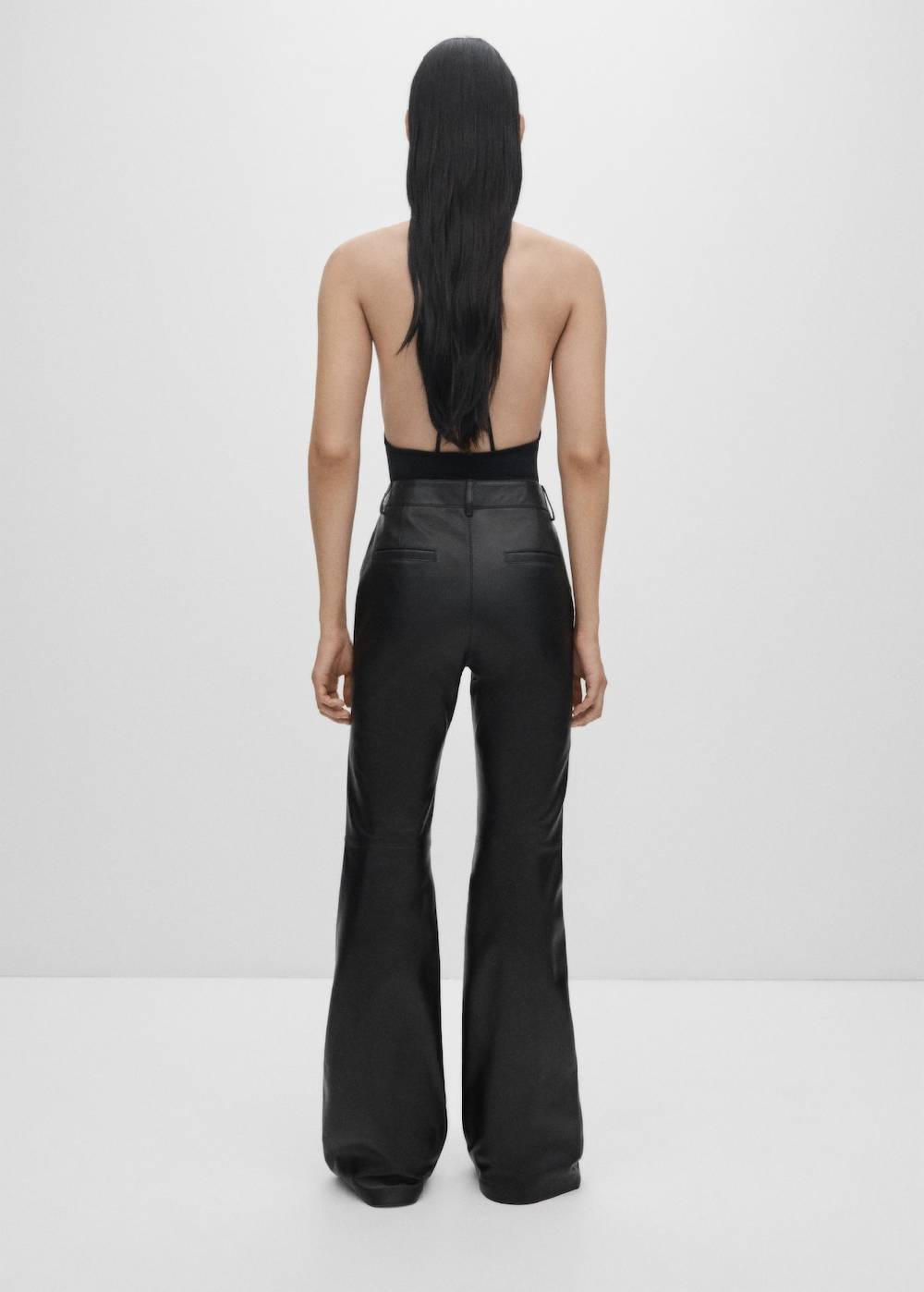 Mango Flared Hose aus Leder Black Friday