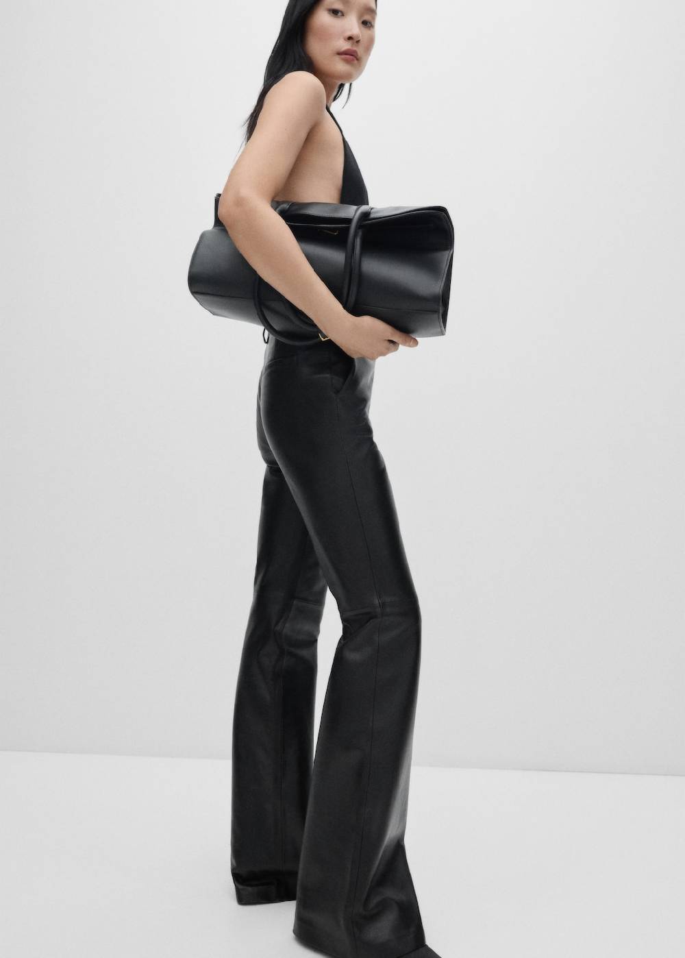 Mango Flared Hose aus Leder Black Friday