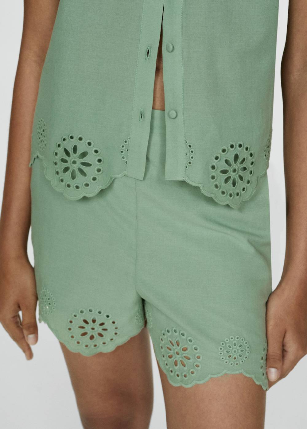 Mango Bestickte Lochstrick-Shorts Lagerräumung