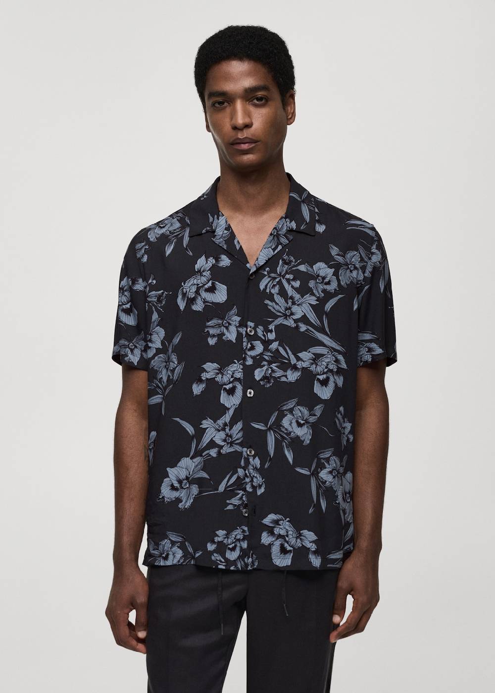 Mango Fließendes Hemd mit Hawaii-Print Osterangebot