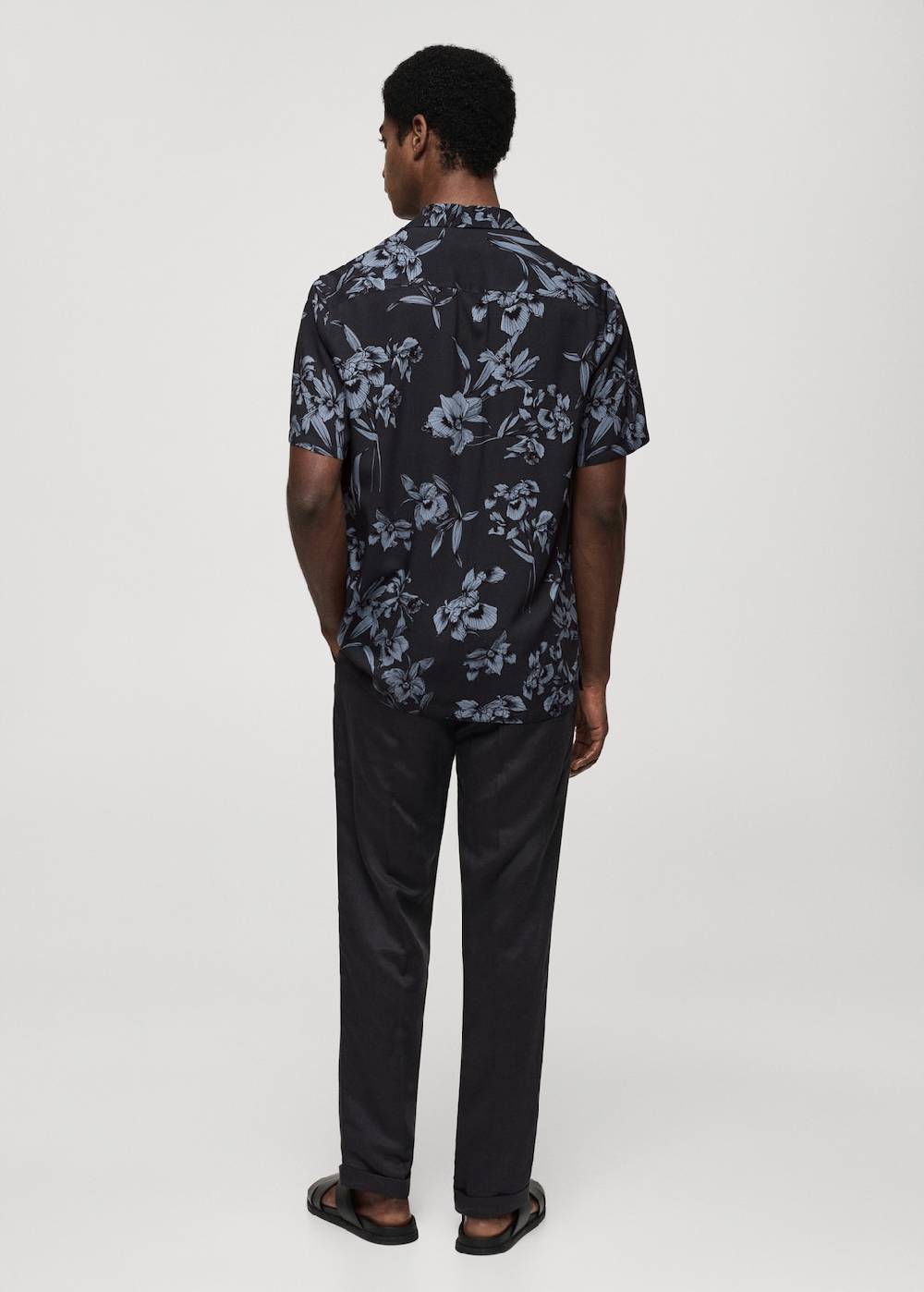 Mango Fließendes Hemd mit Hawaii-Print Osterangebot
