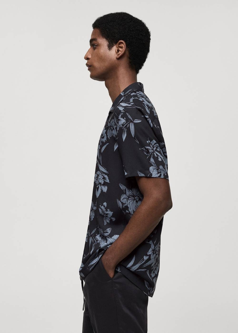 Mango Fließendes Hemd mit Hawaii-Print Osterangebot