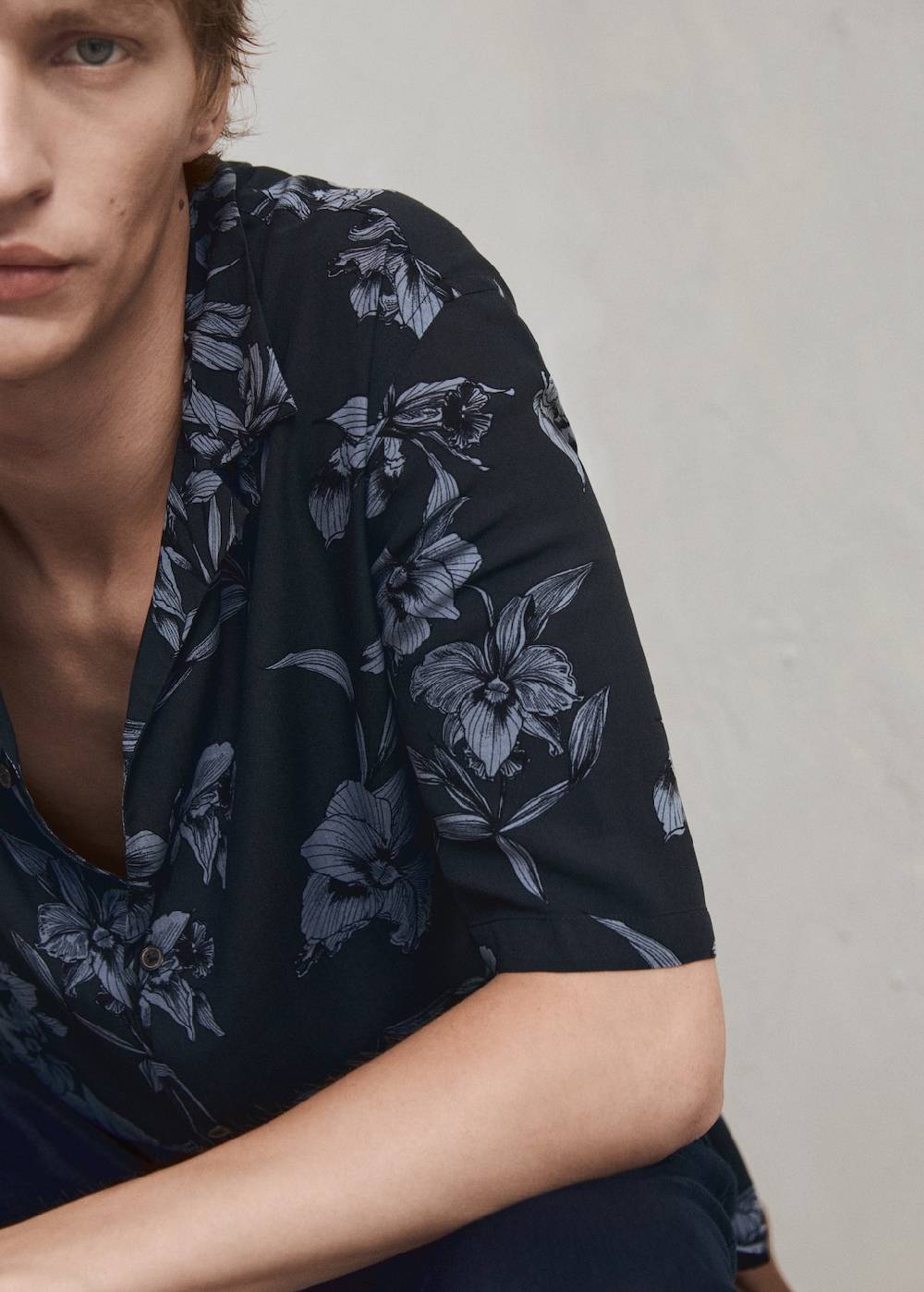Mango Fließendes Hemd mit Hawaii-Print Osterangebot