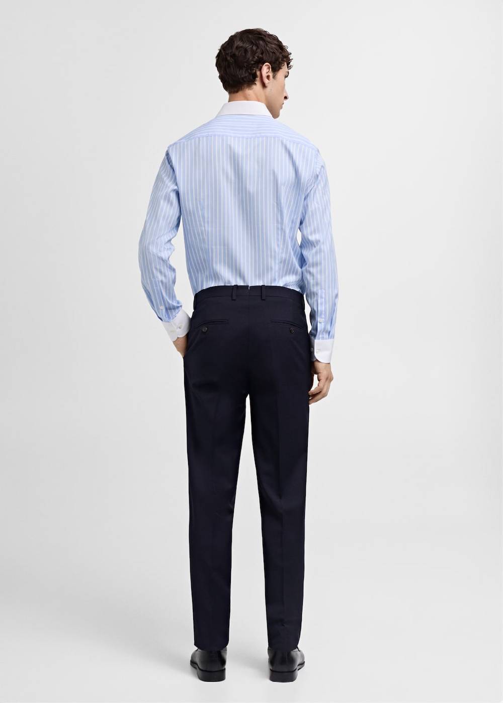 Mango Gestreiftes Slim-Fit-Anzughemd Nur noch ein Tag übrig