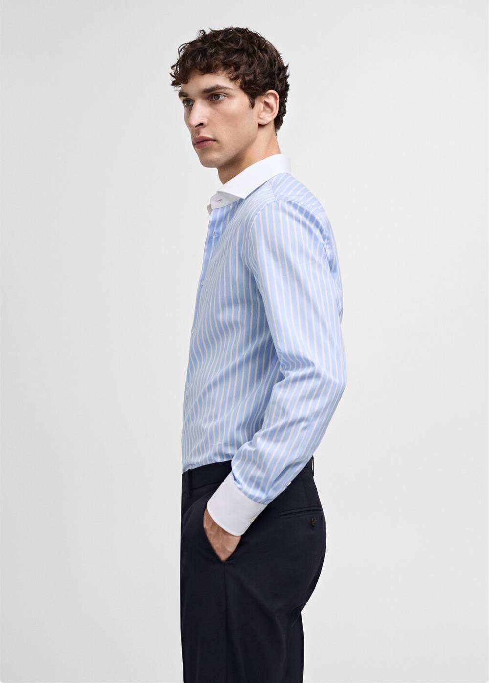 Mango Gestreiftes Slim-Fit-Anzughemd Nur noch ein Tag übrig