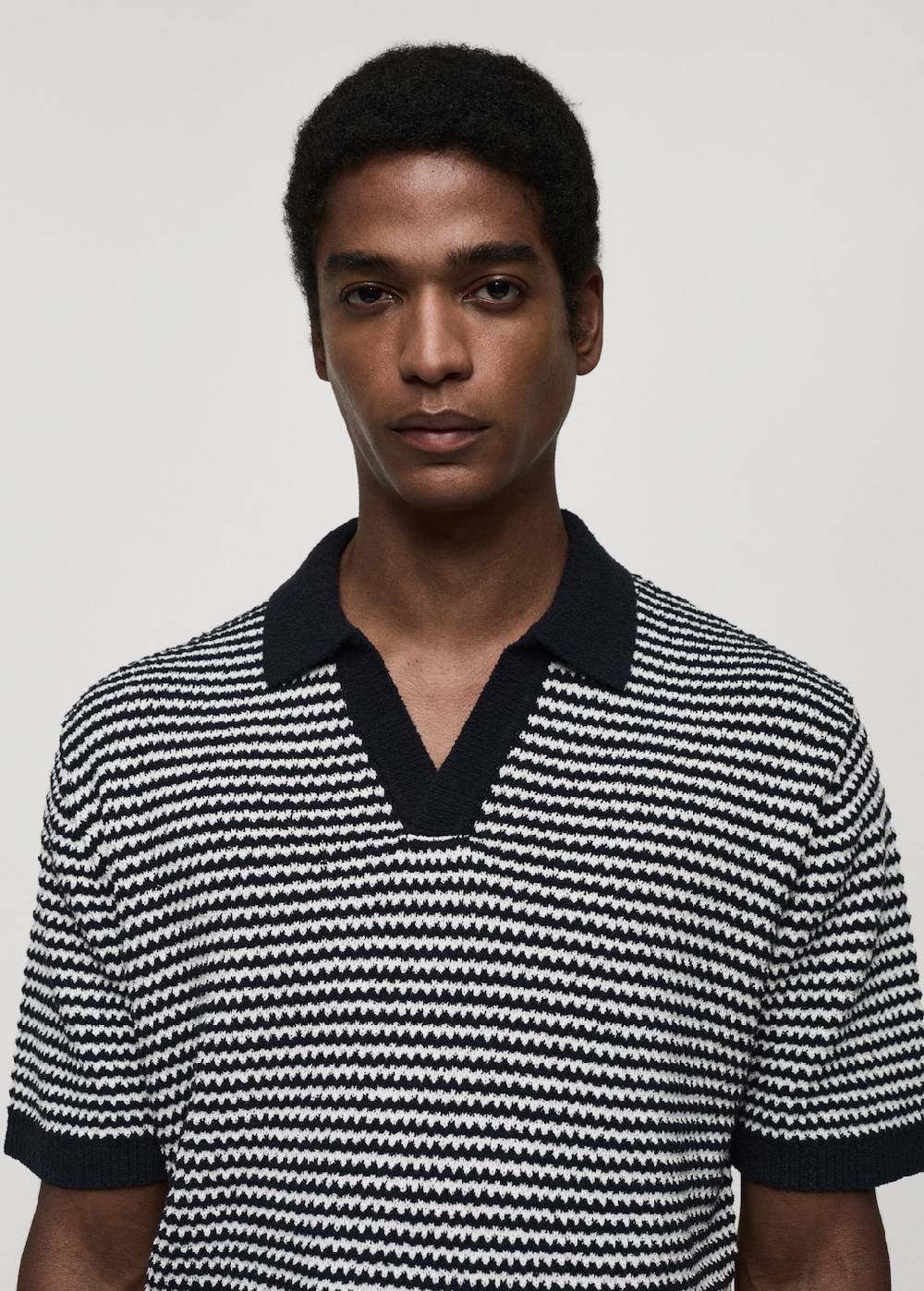 Mango Gestreiftes Stric-Poloshirt mit Kontrastkragen Riesige Rabatte