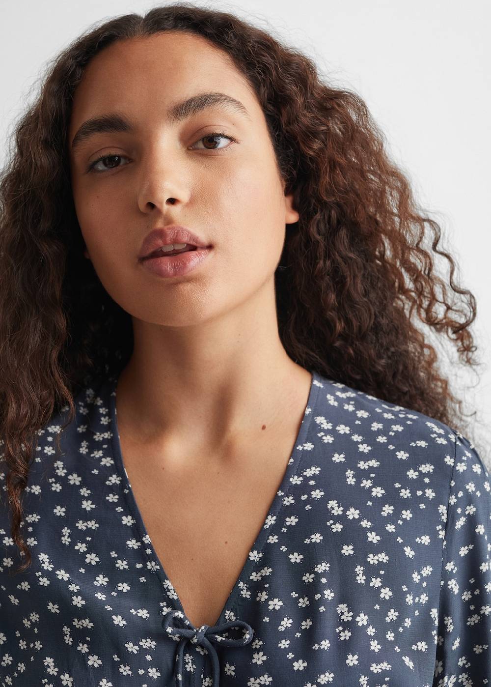 Mango Florales Kleid mit Raffdetails 50% Rabatt für begrenzte Zeit